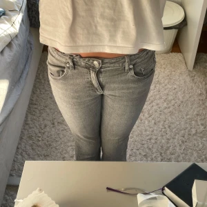 Grå bootcut jeans från Gina Tricot - Snygga grå jeans från Gina Tricot i bootcut och lowrise🩷superfina!