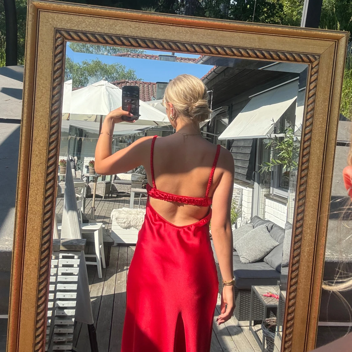 Röd satinklänning med öppen rygg - 2