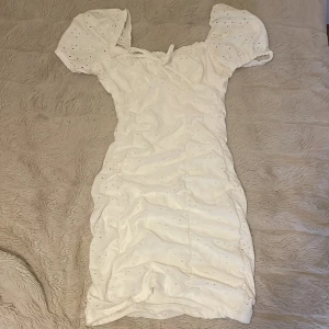 Vit klänning jättefint skick! - Vit klänning i jättefint skick, knappt använd. Supersöt klänning jag fått i present men i för liten storek för mig tyvärr❤️