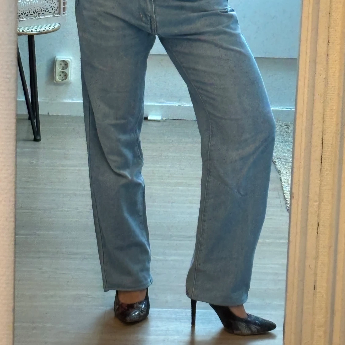 Ljusblå raka jeans med strassdetalj - 1