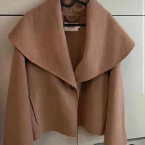 Brun kappa från Stylein - Säljer en beige kappa från Stylein. Jättefin och endast använd några gånger. Nypris ca 5-6 000. Storlek xs. Skriv för fler bilder💞Perfekt till hösten