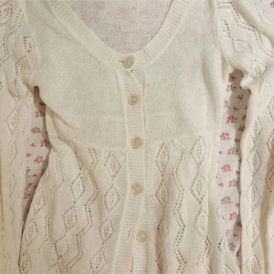 Babydoll kofta  - Vit stickad babydoll kofta från kappahl i strl 36/38. Har ett litet hål längst upp men inget man märker av 