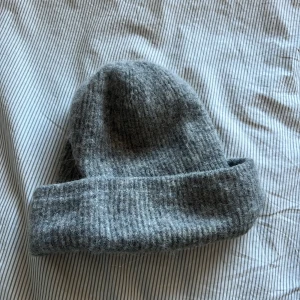 Grå ribbad mössa från Samsøe Samsøe - Knappt använd! 