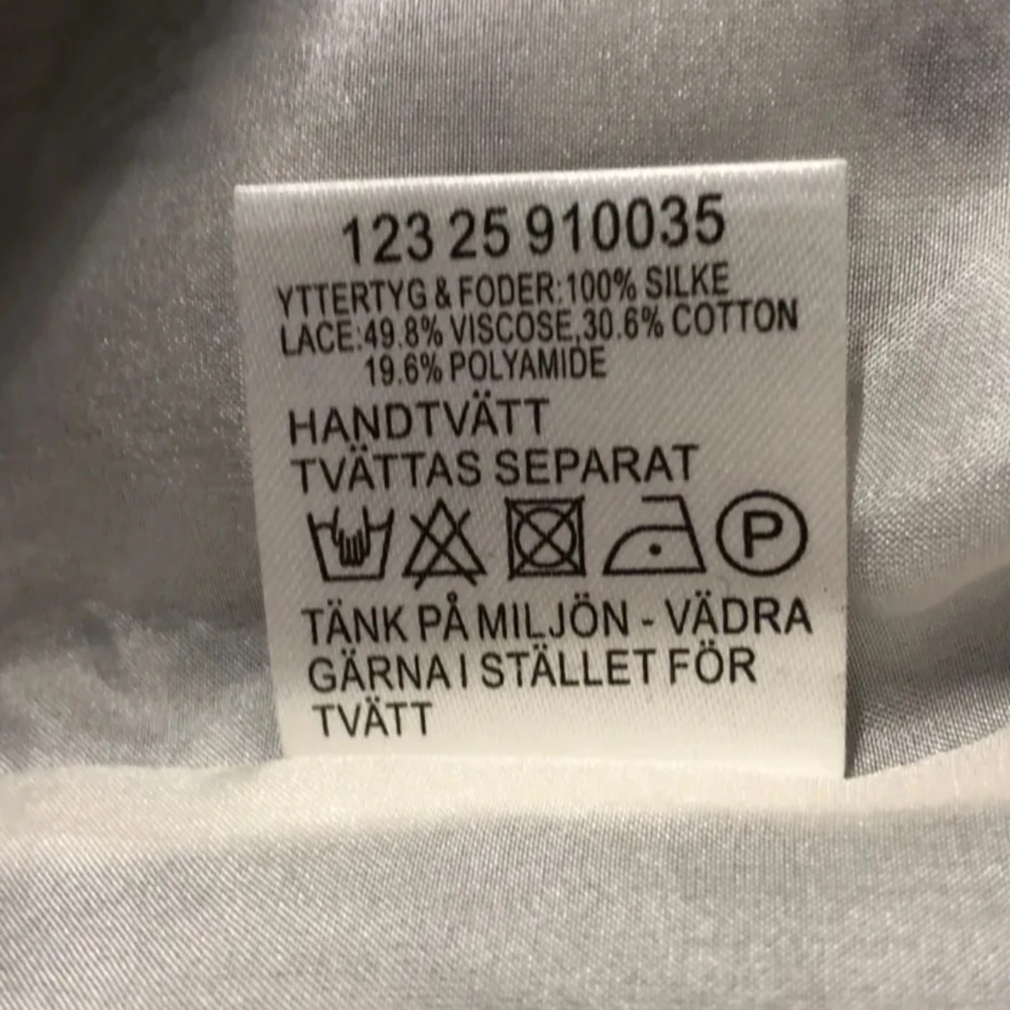 Vit och blå mönstrad klänning Wera Stockholm  - 3