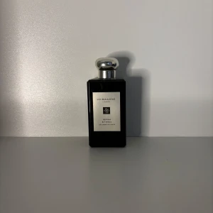 Jo Malone Myrrh & Tonka Cologne sampel - Stilren och exklusiv cologne från Jo Malone London. Myrrh & Tonka Cologne Intense ger en lyxig känsla och passar perfekt för dig som vill sticka ut med en unik doft.