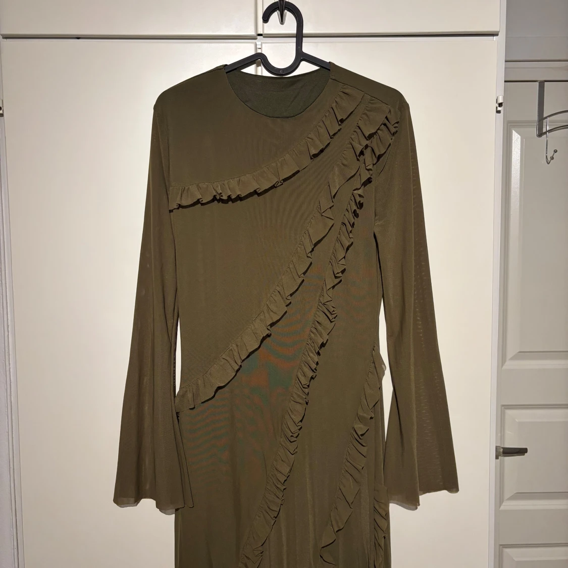 Olivgrön långklänning med volangdetaljer - 3