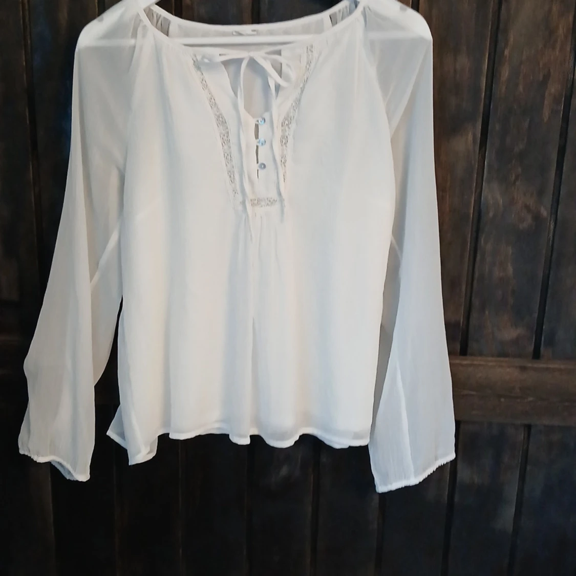 Vit blus med spets och knyt