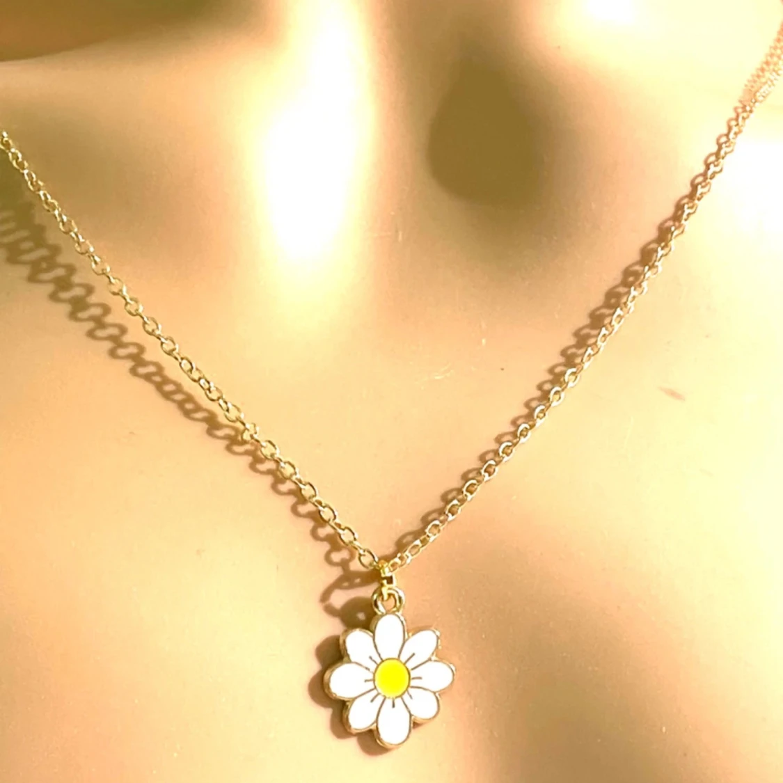 By prisförslag- Halsband 50 cm längd med blomma i vitt och gult