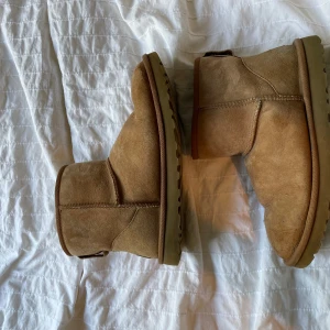 Uggla storlek 42 - Standard Uggs i storlek 42. De är använda men väl omhändertagna. Riktigt sköna. Säljer pga inte använder längre