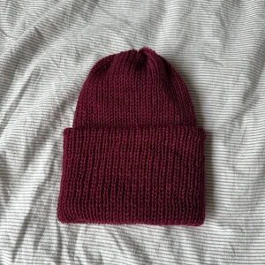 Stickad mössa - Egentillverkad stickad mössa i ett vinrött garn