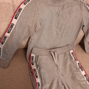 Grå Moschino sweatshirt Set  - Grå Set från Moschino .