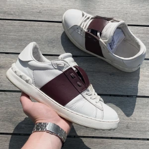 Valentino Open söker också nye mot lanvins endast nära Umeå  - Valentino Open i en riktigt fet vinröd färg! Riktigt bra skick 8/10. Endast skor. Storlek 41. Kontakta mig för fler frågor eller funderingar lite fläckar fram på skon men kan fixa!