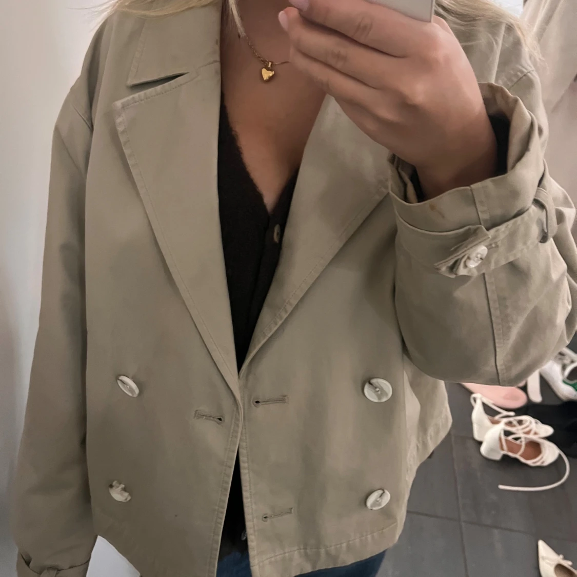 Beige jacka med knappar - 2