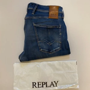 Blåa replay anbass hyperflex  - Blåa Replay Anbass Hyperflex jeans //  Storlek W34 L32 //  Mycket bra skick endast en liten slitning som syns på sista bilden //  Skriv vid minsta fråga eller fundering💯🤝