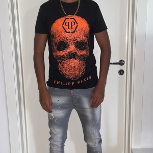 Philipp plein t shirt strl S - Helt ny. Fin replika med grym kvalitet. Modellen är 175cm väger 67kg. Normal i passformen. Pris: 599kr. Först till kvarn som gäller.