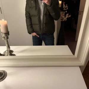 Ralph Lauren jacka  - Hej, säljer nu min Ralph lauren jacka i färgen grön jackan är i väldigt finn skick och användt bara fåtal gången. Strl xs 