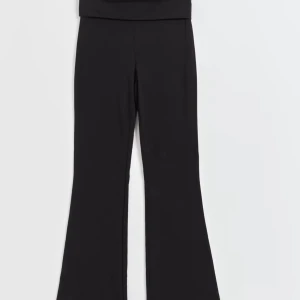 Svarta bootcut byxor - Svarta byxor med bootcut-modell och utsvängda ben. Snygg och enkel design som passar till många olika stilar. Byxorna har en hög midja och är tillverkade i ett stretchigt material för extra komfort.