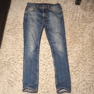 Ljusblå Nudie jeans W29/L32 - Säljer ett par Nudie jeans då dom blivit för små för mig. Jeansen är synligt använda men är fortfarande i bra skick. Priset är inte hugget i sten och kan diskuteras. Hör av dig vid frågor eller om du vill ha flera bilder😁