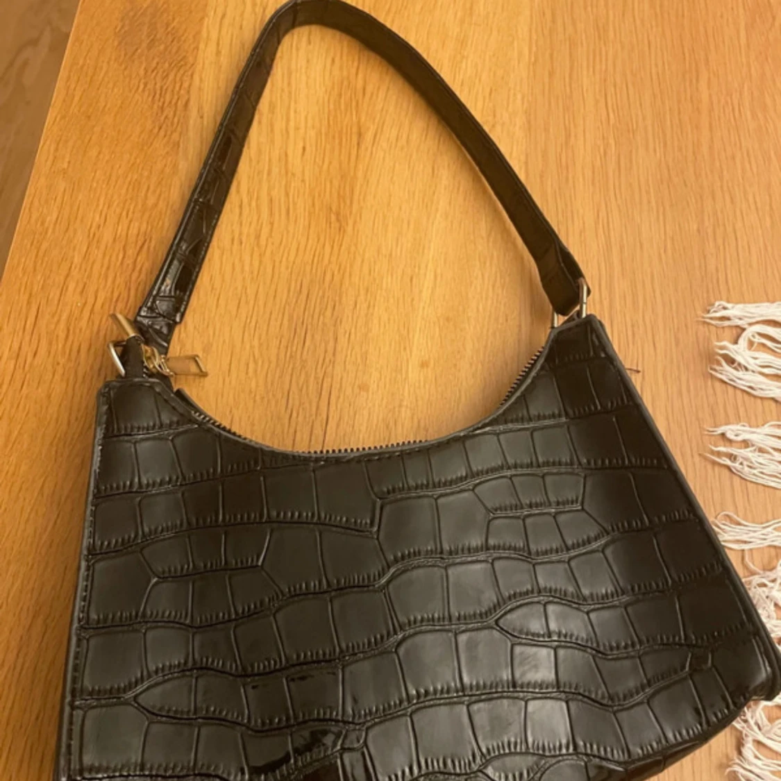 Svart axelväska i croco-imitation - 1