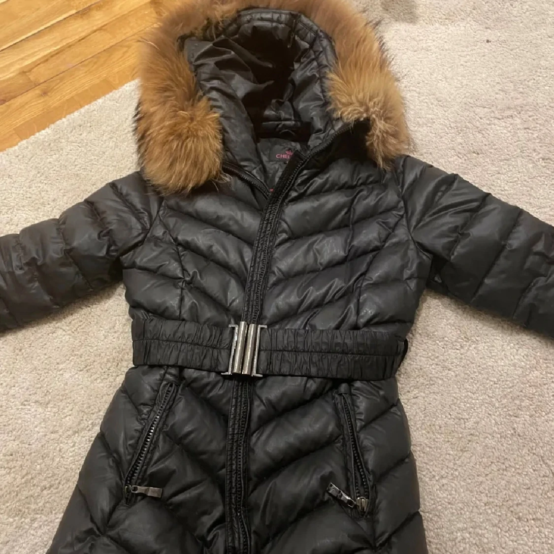 Svart pufferjacka med päls från Chelsea - 1
