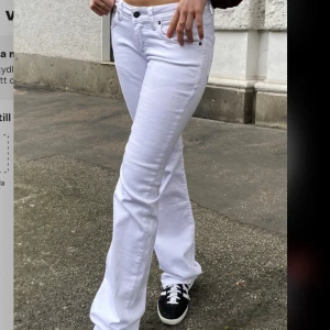 Vita bootcut jeans med låg midja - Säljer mina vita subdued jeans som är bootcut med låg midja jätte fina utan defekter alls, slutsålda på hemsidan❤️ 