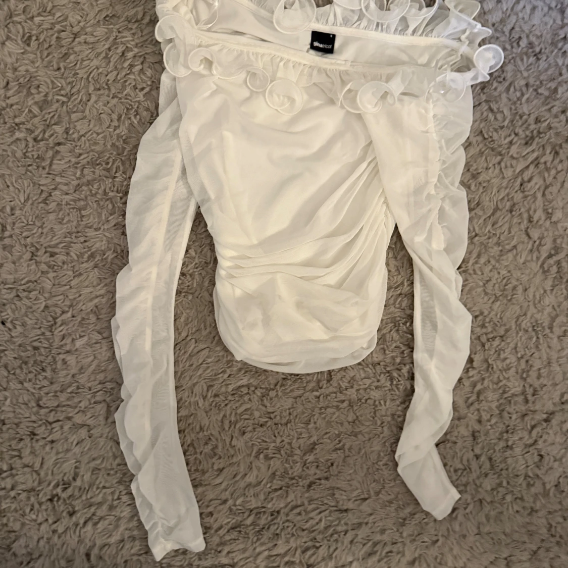 Vit mesh blus med volang från Gina Tricot