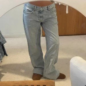 Jeans  - Ljusblå jeans med klassisk femficksdesign och raka ben som går ut lite nertill för en bootcut-look. Jeansen har normal passform och är tillverkade i mjukt denim. Uppklippta nertill