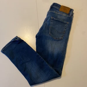 Blå jeans från Jack & Jones - Ett par snygga jeans som behöver nytt hem. Säljer dessa pga förändring av stil, fraktar inom 12h. För fler bilder etc kom privat.👏👏