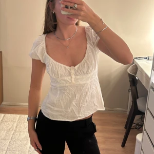 Topp - Jättesöt vit topp från brandy melville, därav är den onesize, alltså ungefär en XS/S. I mycket gott skick förutom lite sminkfläckar, som kan ses på bilden. 