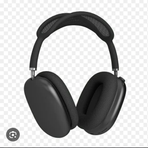 AirPods Max - Snygga svarta AirPods Max med over-ear design och aktiv brusreducering. Hörlurarna ser ut att vara i mycket gott skick utan synligt slitage. Perfekt för musik, film och samtal med hög ljudkvalitet och komfort. Levereras med justerbart huvudband och mjuka öronkuddar.