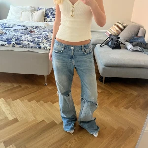 Lågmidjade Zara jeans - Snygga jeans från Zara. Dom är lite slitna där nere samt vid sömmarna men inget märkbart problem samt går lätt att sy ihop om man vill det. Midjemått: 38 tvärs över, innerbenslängd: 74cm