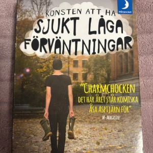 Konsten att ha sjukt låga förväntningar - En charmig och rolig bok om Emanuel Kent, som aldrig har kysst någon och vill bli din andliga vägledare. Fylld av pinsamma situationer, humor och igenkänning – perfekt för dig som gillar att skratta och läsa om livet när det är som mest kaos.