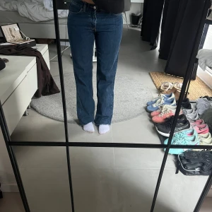 Vida blå jeans - Jeans i mörkblå denim med vida ben och normal passform. Använda fåtal gånger och säljer då jag har liknande
