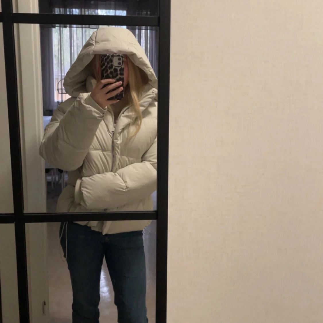Vit pufferjacka med huva