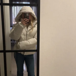 Vit pufferjacka med huva - Säljer en riktigt snygg vit pufferjacka. Jackan är oversized med stor huva och quiltad design. Perfekt för kalla dagar och har dragkedja framtill. Materialet är mjukt och känns lyxigt, och jackan är lätt att styla till det mesta. HELT NY och pits kan diskuteras 🥰Orginal pris 799kr