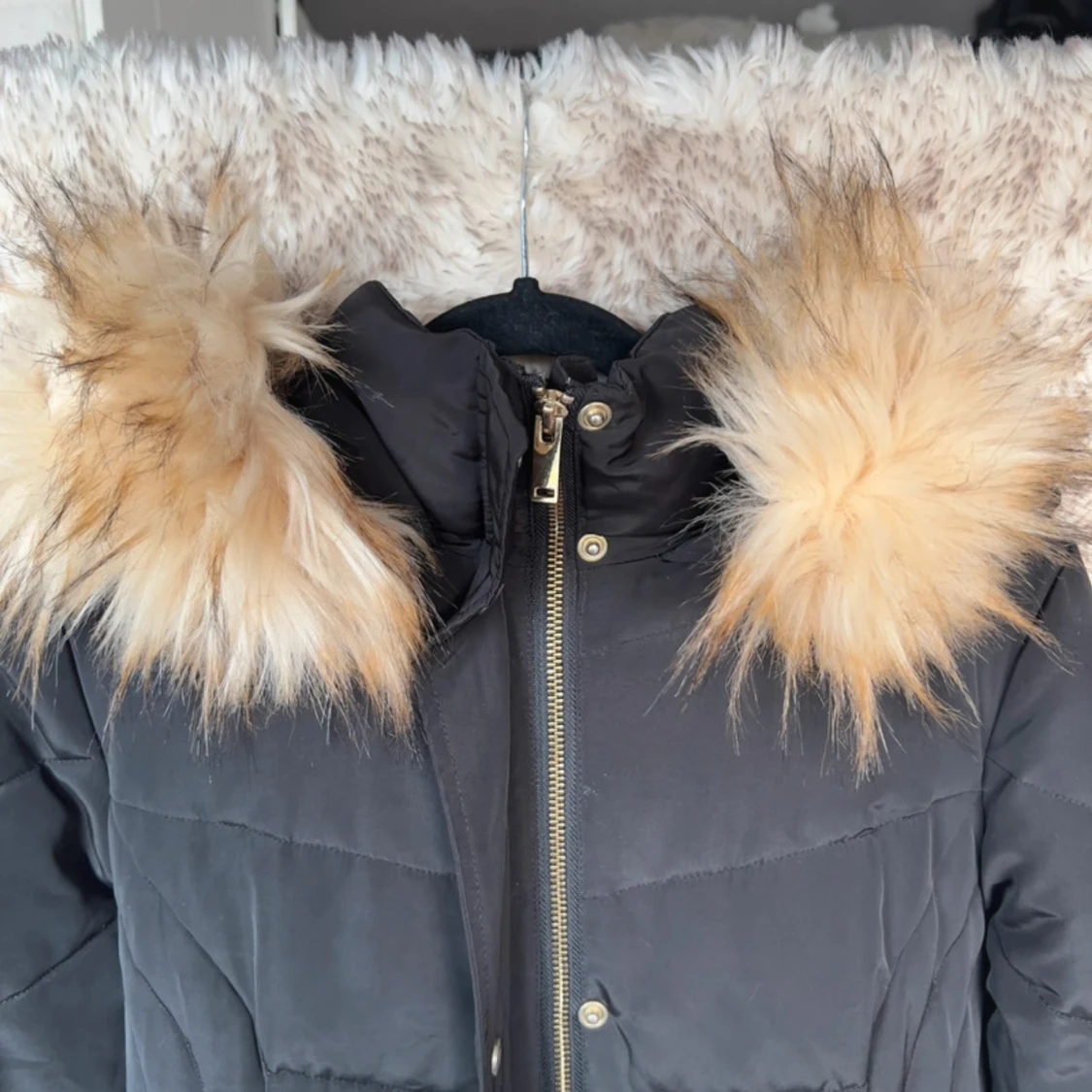 Svart quiltad vinterjacka med fuskpäls - 2