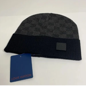 Lv Mössa - Hejsan, säljer en helt ny mössa aldrig tidigare använd. Storlek One Size. Postar alltid inom 24h efter köpet. Skriv gärna om du har fler frågor.
