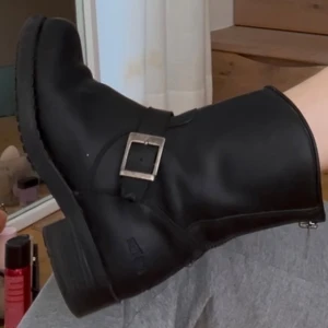 Johnny Bulls - Johnny Bulls biker boots i strl 39. Köptes på Sellpy men var för stora så säljer vidare dem. 400kr på Sellpy.