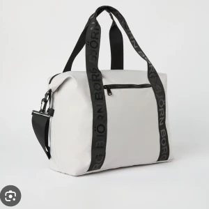 Björn Borg sportbag - Väska ganska stor men inte jätte stor (aldrig andvänd) fin och rymmer mycket grejer 