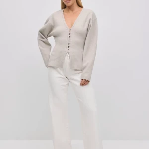 Beige kofta med v-ringning och knappar -  beige kofta med djup v-ringning och raka, långa ärmar. Använd några få gånger så skulle säga att den är i väldigt bra skick , skriv för fler bilder💖