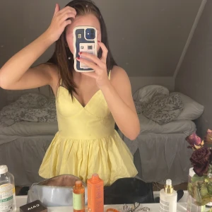 gul blus från missay - Supersöt ljusgul blus från missay. den är köpt innan sommaren men aldrig använts så därav prislappen kvar. nypris 400kr. jätte fin till sommaren ☺️skriv vid frågor eller intresse!!