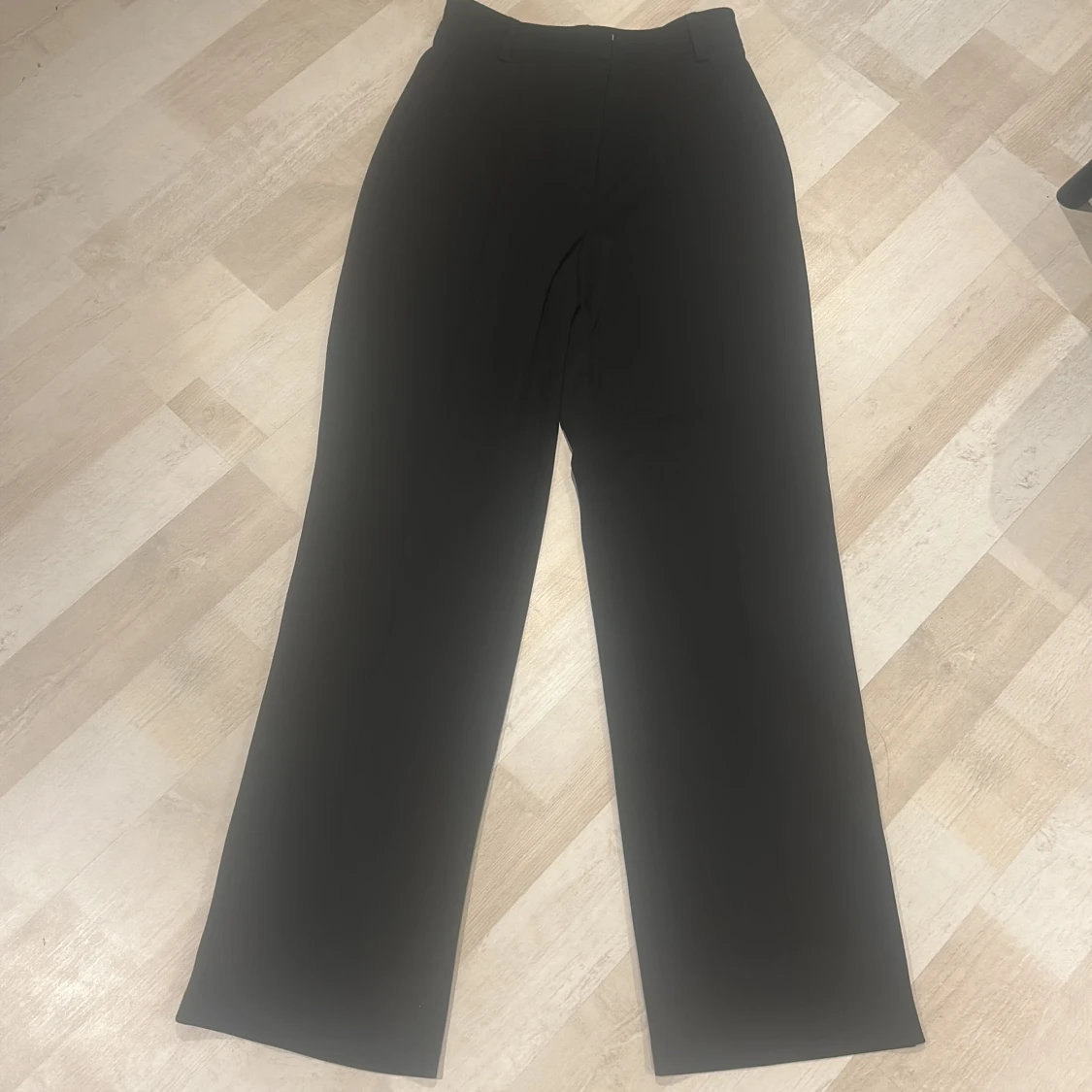 Svarta vida kostymbyxor