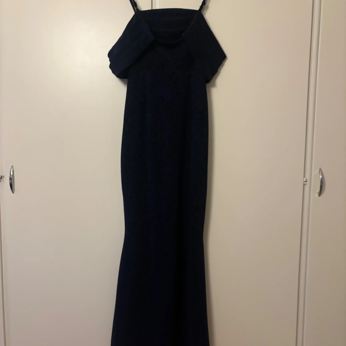 Marinblå glittrig långklänning - 1