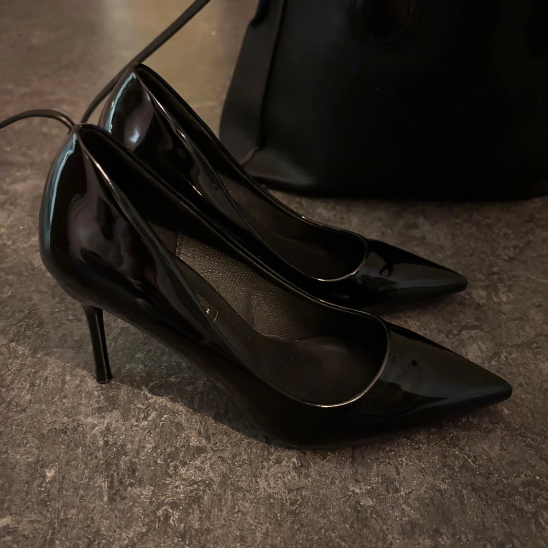Svarta lackpumps med spetsig tå - 1