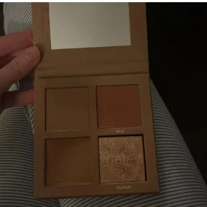Caia classy palett - Blush och highlighter orörd. Contour testas. Bronzer använd 