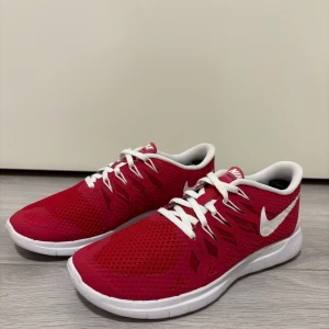 Nike running shoes - NIKE FREE 5.0 Malli: 653715-992 Koko: 38 Ovh: 120e Neutraali askellus  Juuri pestyt.  Postitus/nouto
