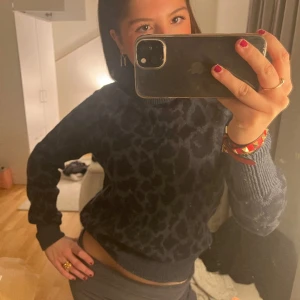 Tröja  - Super söt lätt stickad tröja men fint tryck i en marinblå färg. Köpt nyligen, aldrig använd. Använd ”köp nu”💓