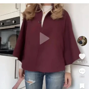 Vinröd poncho kappa - Säljer populär poncho kappa, perfekt till hösten! Har inga defekter, pris går att diskutera💕