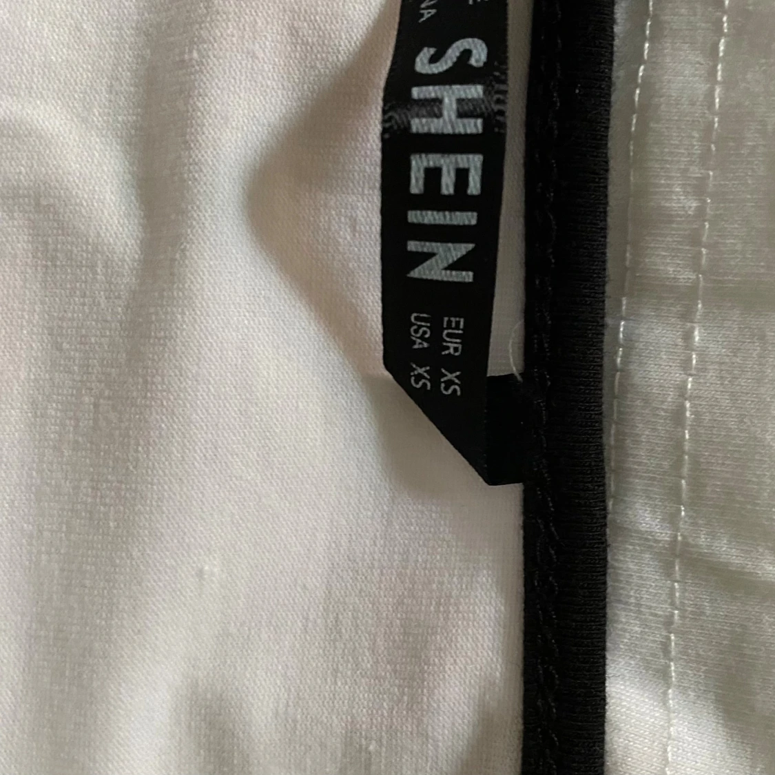 Vit croppad linnetopp med fjäril - 2