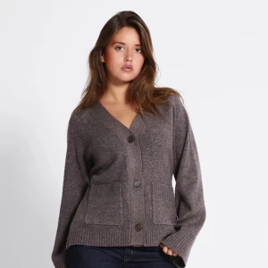 Brun kofta med knappar och fickor - INTRESSEKOLL! Trendig brun slutsåld kofta från lager 157 i storlek XS med prislapp kvar, säljer då den tyvärr var i fel storlek för mig💞💞 koftan påminner mycket om den trendiga WERA koftan!💗💞